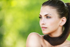 Junge Frau mit schöner Nase Junge Frau mit schöner Nase